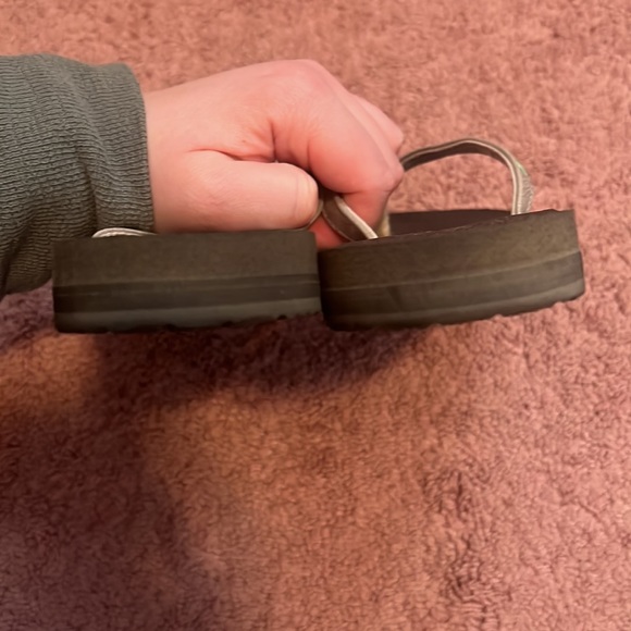 Ladies Sanuk Flip Flips! - Picture 7 of 7